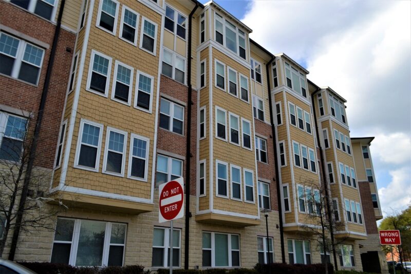 South Houston apartments, living in overpriced Houston, Image by F. Muhammad from Pixabay